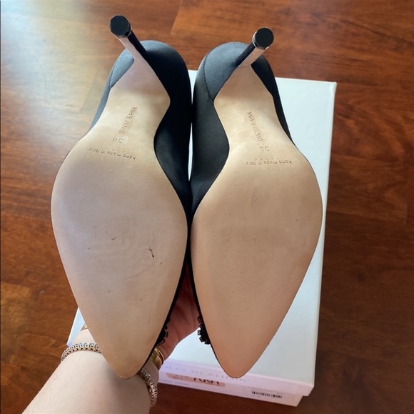 Manolo Blahnik
Hangisi 115mm Satin Crystal-Toe Pump- NEVER Worn! - Picture 5 of 5
